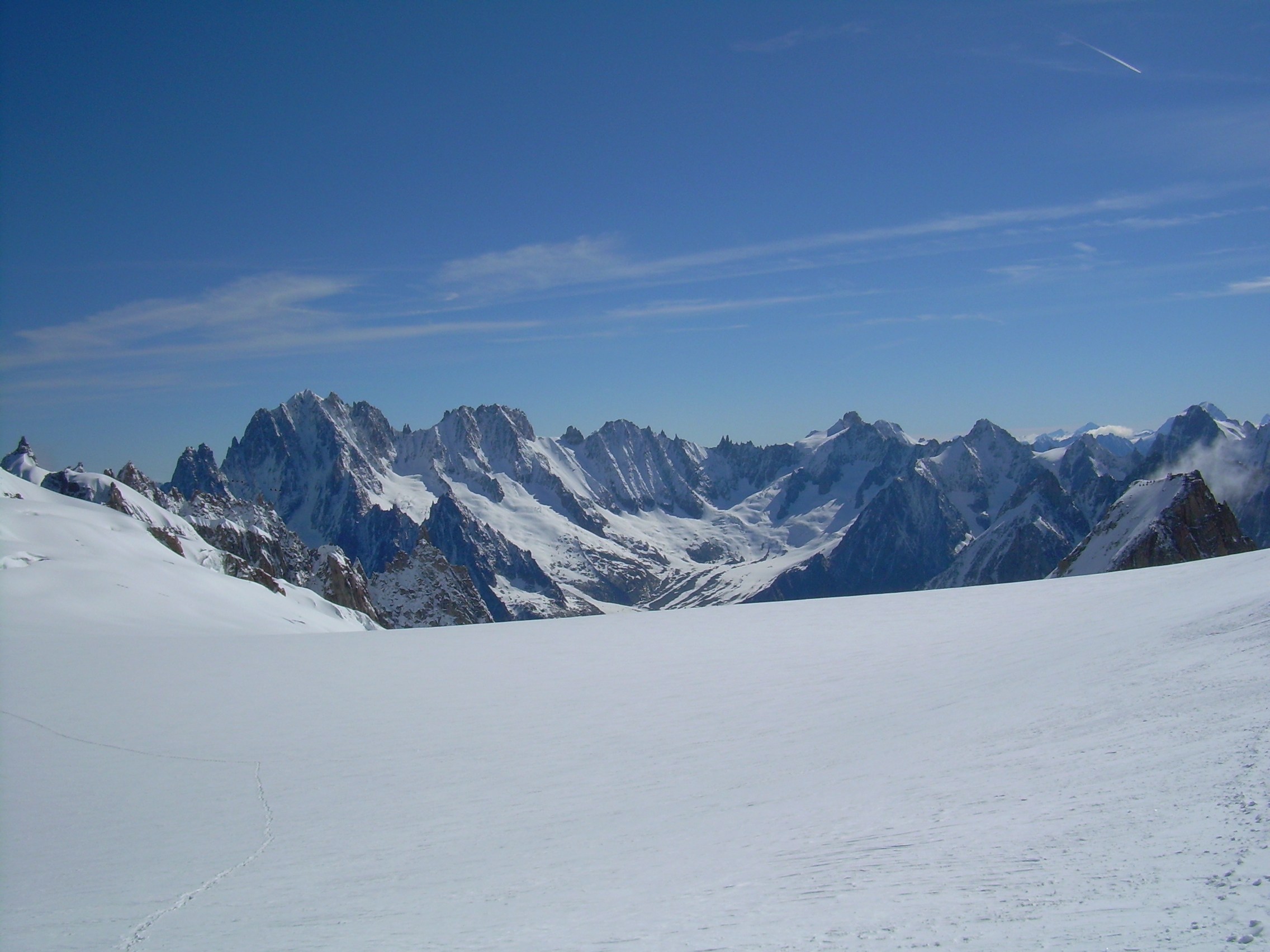 Mountain panorama, Vallee Blanche.JPG